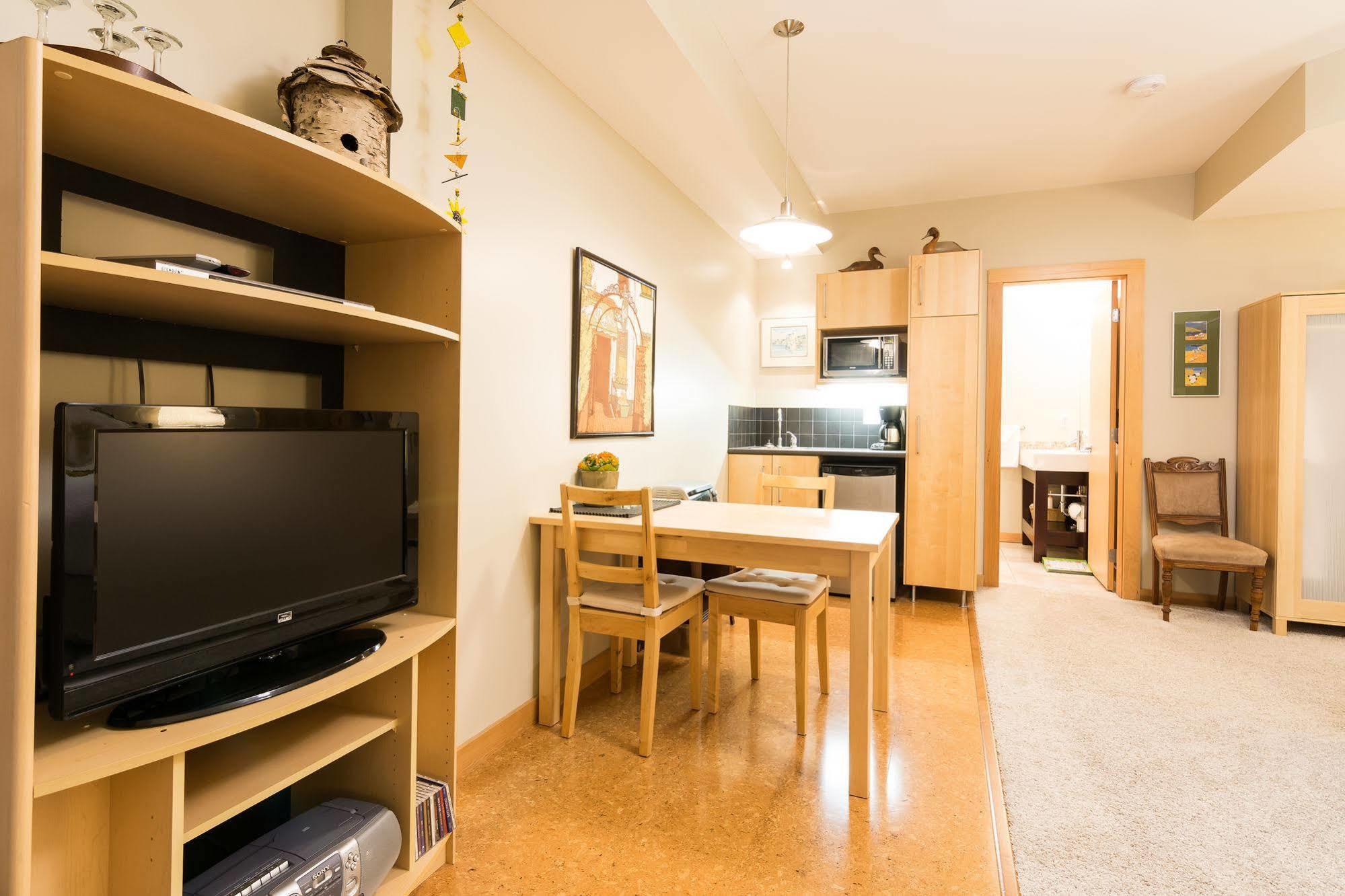 Cormier'S Studio Guest Suites ペンティクトン エクステリア 写真
